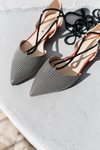 Zapatos con estampado negro y blanco con unas tiras negras para atar de la nueva colección primavera/verano 2018 de Hannibal Laguna