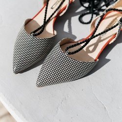 Zapatos con estampado negro y blanco con unas tiras negras para atar de la nueva colección primavera/verano 2018 de Hannibal Laguna