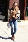 Gigi Hadid con unos jeans mom fit en las calles estadounidenses