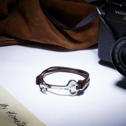 Pulsera de cuero marrón con una llave de plata de UNOde50 para el día del padre 2018