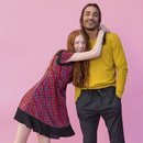 Vestido de estampados abstractos y suéter amarillo mostaza de Sisley primavera/verano 2018