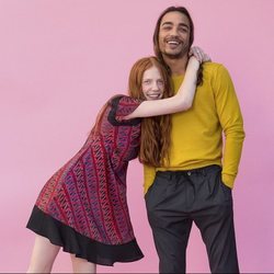 Vestido de estampados abstractos y suéter amarillo mostaza de Sisley primavera/verano 2018
