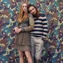 Abrigo verde acolchado y suéter a rayas de Sisley primavera/verano 2018