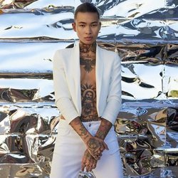 Chaqueta estructurada blanca y vaqueros blancos de Sisley primavera/verano 2018