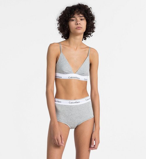 Conjunto en color gris de algodón de la nueva colección de Calvin Klein primavera/verano 2018