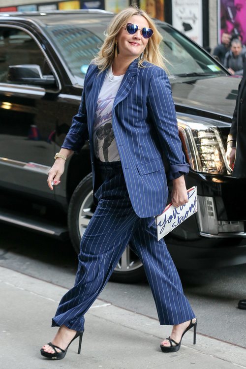 Drew Barrymore con un dos piezas azul marino a la entrada del estreno 'Santa Clarita Diet'