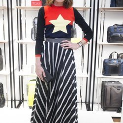 Nieves Álvarez con estampados a rayas y una estrella en la inauguración de Tumi