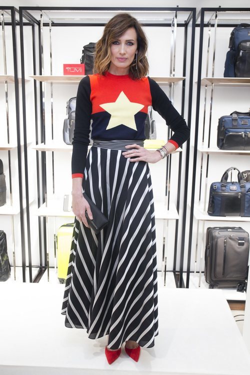 Nieves Álvarez con estampados a rayas y una estrella en la inauguración de Tumi