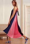 Vestido de tela plisada rosa y azul marino de la nueva colección de MAX&Co primavera/verano 2018