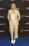 Kaley Cuoco con un dos piezas beige en el estreno de 'Young Sheldon'