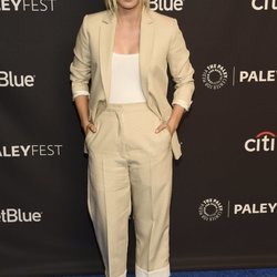 Kaley Cuoco con un dos piezas beige en el estreno de 'Young Sheldon'
