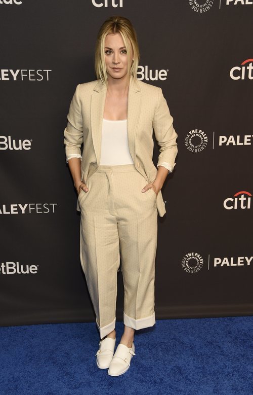 Kaley Cuoco con un dos piezas beige en el estreno de 'Young Sheldon'