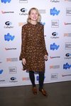 Naomi Watts con un traje marrón de estampados en la premiere de 'Breath'