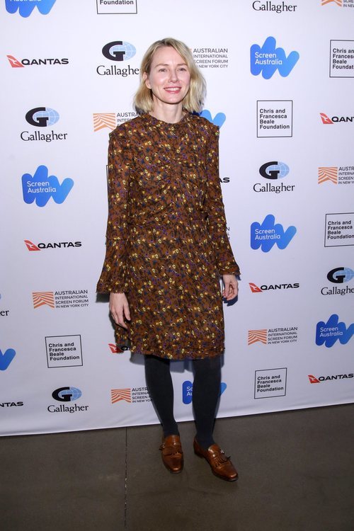 Naomi Watts con un traje marrón de estampados en la premiere de 'Breath'