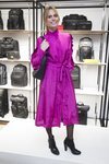 Veronica Blume con un vestido midi rosa chillón en la inauguración de Tumi