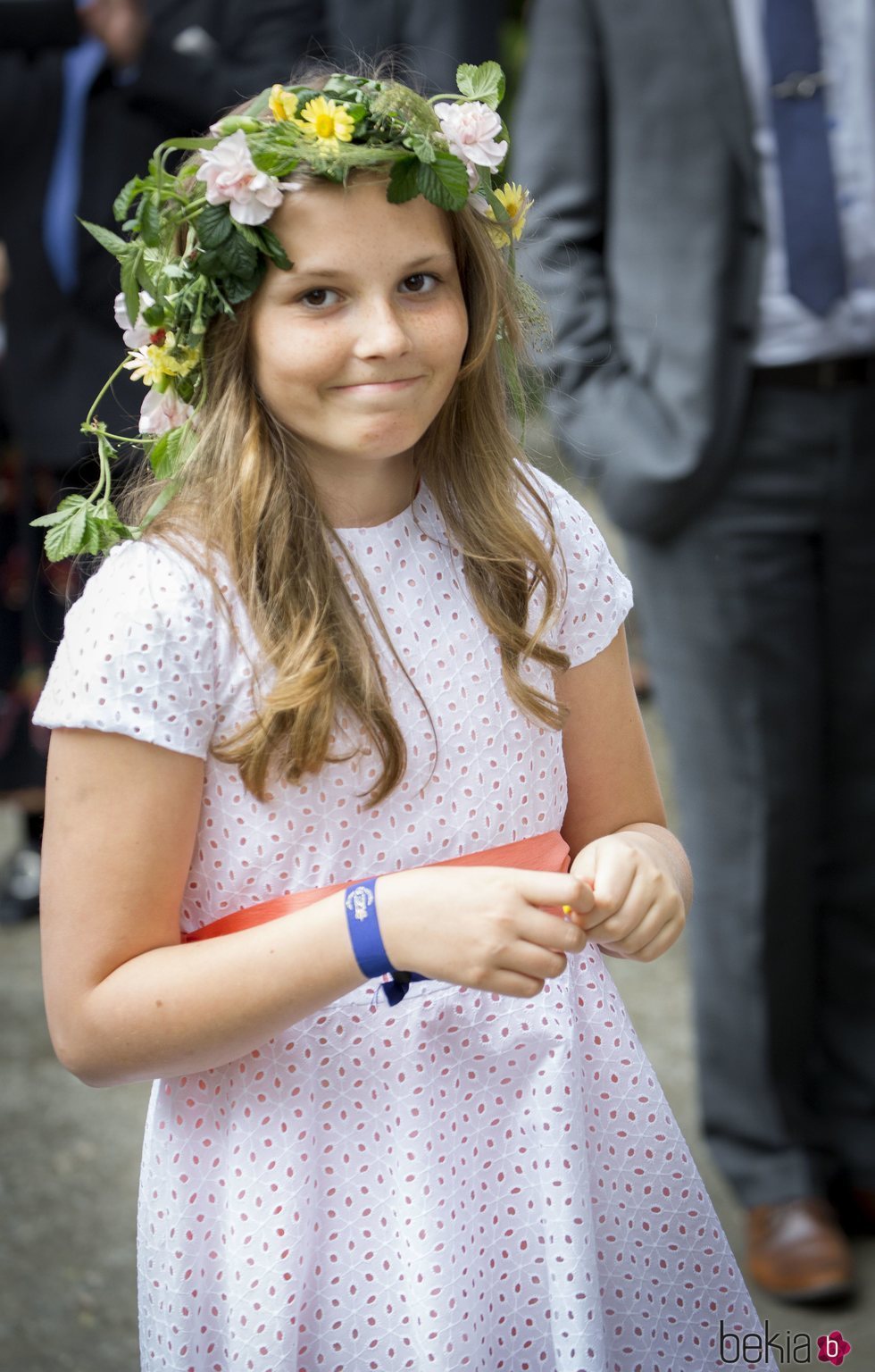 La Princesa Ingrid Alexandra de Noruega con una corona de flores en la celebración de los 25 años de jubileo del Rey de Noruega