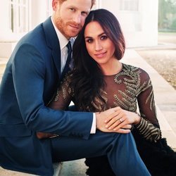 El príncipe Harry y Meghan Markle vestida de Ralph & Russo en las fotos oficiales del compromiso
