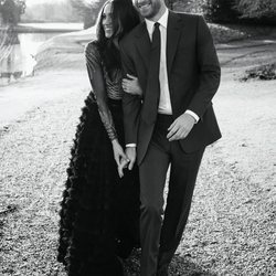 Meghan Markle con un diseño de Ralph & Russo junto al príncipe Harry en las fotos oficiales del compromiso