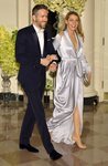 Blake Lively con un traje lencero azul de Ralph and Russo junto a Ryan Reynolds en una cena de estado