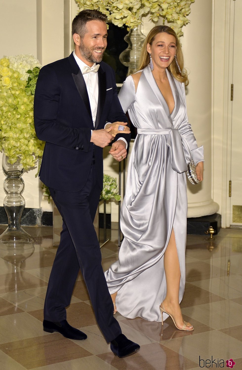 Blake Lively con un traje lencero azul de Ralph and Russo junto a Ryan Reynolds en una cena de estado