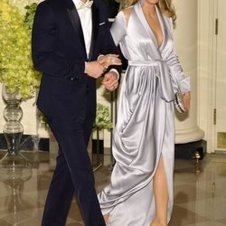 Blake Lively con un traje lencero azul de Ralph and Russo junto a Ryan Reynolds en una cena de estado