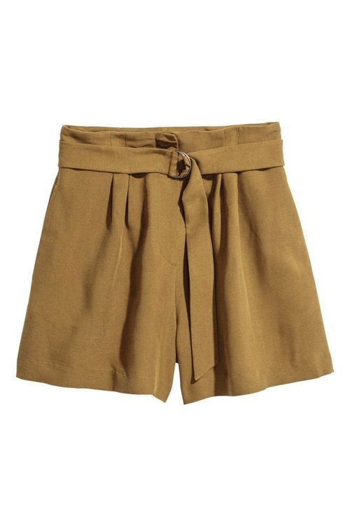 Pantalón corto con un cinturón en color verde oliva de la nueva colección de primavera de H&M