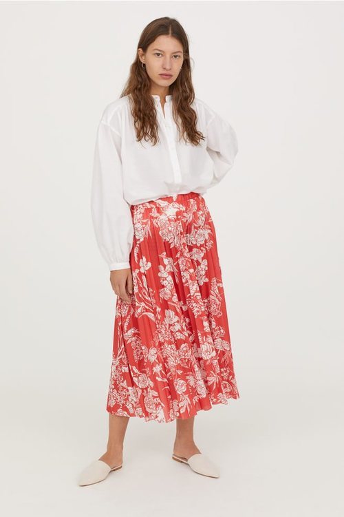 Falda roja plisada  de la nueva colección de primavera de H&M