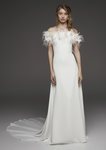 Vestido blanco liso en palabra de honor de plumas de Pronovias colección avance 2019