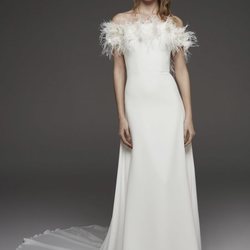 Vestido blanco liso en palabra de honor de plumas de Pronovias colección avance 2019