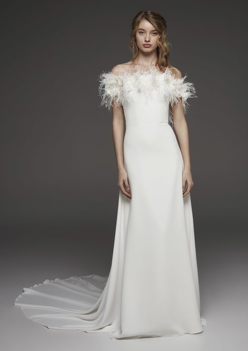 Vestido blanco liso en palabra de honor de plumas de Pronovias colección avance 2019