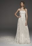 Vestido de encaje con escote en forma de corazón de Pronovias colección avance 2019
