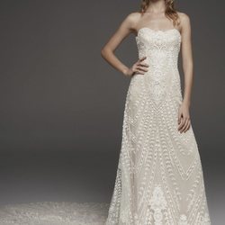 Vestido de encaje con escote en forma de corazón de Pronovias colección avance 2019