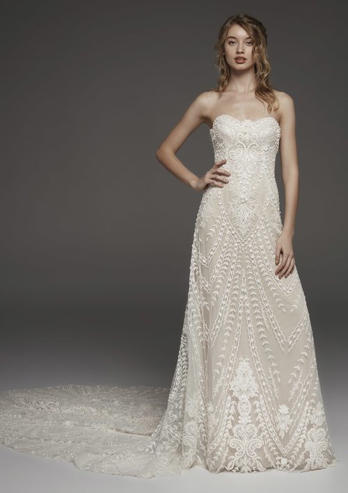 Vestido de encaje con escote en forma de corazón de Pronovias colección avance 2019