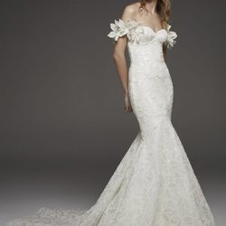 Vestido corte sirena con flores estampadas de Pronovias colección avance 2019