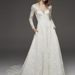 Vestido de encaje y corte princesa de Pronovias colección avance 2019