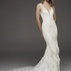 Vestido de corte sirena con flecos de Pronovias colección avance 2019