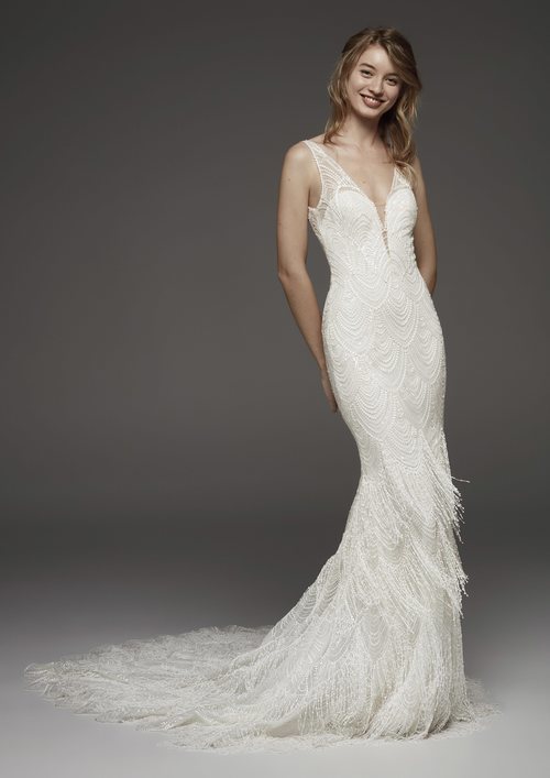 Vestido de corte sirena con flecos de Pronovias colección avance 2019