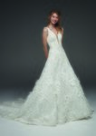 Vestido de corte princesa con flores y plumas en la cola de Pronovias colección avance 2019