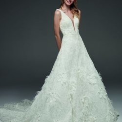 Vestido de corte princesa con flores y plumas en la cola de Pronovias colección avance 2019