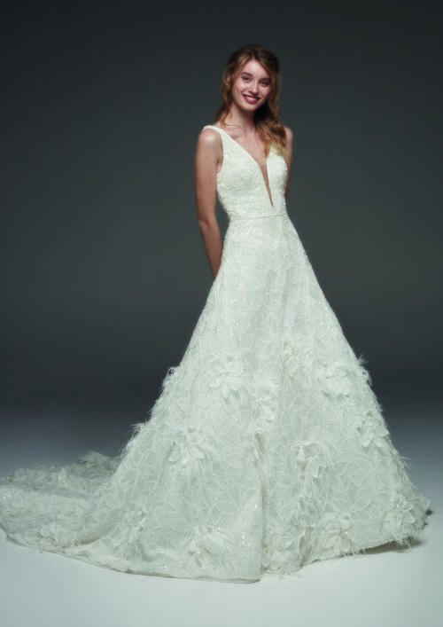 Vestido de corte princesa con flores y plumas en la cola de Pronovias colección avance 2019