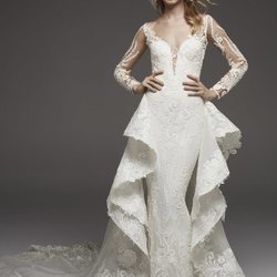 Vestido de corte sirena con volantes adheridos en los laterales de Pronovias colección avance 2019