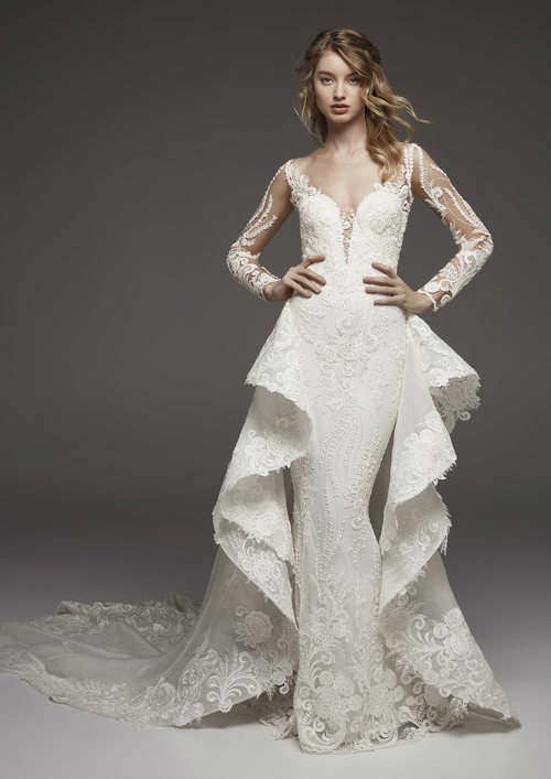 Vestido de corte sirena con volantes adheridos en los laterales de Pronovias colección avance 2019