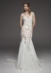 Vestido de corte sirena con estampado floral y transparencias de Pronovias colección avance 2019