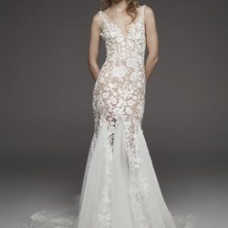 Vestido de corte sirena con estampado floral y transparencias de Pronovias colección avance 2019