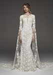 Vestido de corte sirena con las mangas en cascada hasta el suelo de Pronovias colección avance 2019