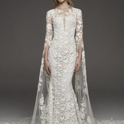 Vestido de corte sirena con las mangas en cascada hasta el suelo de Pronovias colección avance 2019