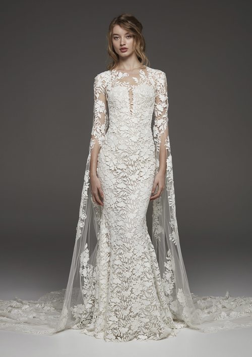 Vestido de corte sirena con las mangas en cascada hasta el suelo de Pronovias colección avance 2019