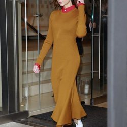 Victoria Beckham con un outfit de su firma en las calles de Nueva York en 2016