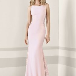 Vestido ceñido rosa palo con detalles de encaje de Pronovias Fiesta 2019