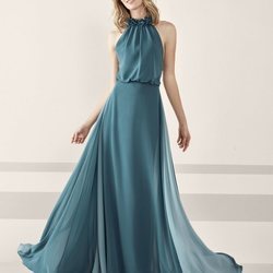 Vestido azul de gasa de Pronovias Fiesta 2019